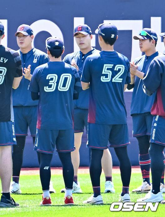 [OSEN=수원, 민경훈 기자] 5일 수원 KT위즈파크에서 2026 신한 SOL KBO리그 KT 위즈와 롯데 자이언츠의 경기가 열렸다.이날 KT는 소형준, 롯데는 로드리게스를 선발로 내세웠다.경기 전 롯데 나승엽, 고승민, 김세민이 경기에 앞서 훈련을 하기 위해 그라운드로 나서며 박수를 받고 있다.&nbsp;나승엽, 고승민, 김세민은 올해 초 대만 스프링캠프 중 도박장 출입으로 출전정지 징계를 받았다 해제돼 1군 엔트리에 복귀했다. 2026.05.05 /rumi@osen.co.kr