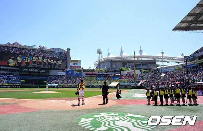 [OSEN=인천, 이대선 기자] 5일 인천 SSG랜더스필드에서 2026 신한 SOL KBO리그 SSG 랜더스와 NC 다이노스의 경기가 열렸다.이날 SSG은 최민준, 두산 NC는 신영우를 선발로 내세웠다.경기에 앞서 어린이 합창단이 애국가를 부르고 있다. 2026.05.05 /sunday@osen.co.kr