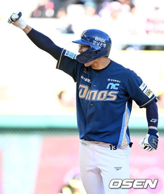 [OSEN=인천, 이대선 기자] 5일 인천 SSG랜더스필드에서 2026 신한 SOL KBO리그 SSG 랜더스와 NC 다이노스의 경기가 열렸다.이날 SSG은 최민준, 두산 NC는 신영우를 선발로 내세웠다.10회초 2사 1,2루에서 NC 김한별이 우중간 2타점 적시 2루타를 치고 환호하고 있다. 2026.05.05 /sunday@osen.co.kr
