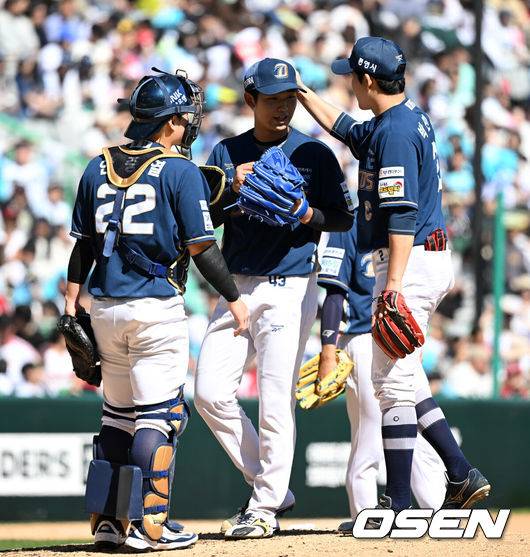 [OSEN=인천, 이대선 기자] 5일 인천 SSG랜더스필드에서 2026 신한 SOL KBO리그 SSG 랜더스와 NC 다이노스의 경기가 열렸다.이날 SSG은 최민준, 두산 NC는 신영우를 선발로 내세웠다.4회말 무사 만루에서 NC 신영우가 마운드를 내려가고 있다. 2026.05.05 /sunday@osen.co.kr