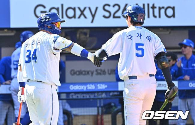 [OSEN=대구, 이석우 기자] 5일 대구삼성라이온즈파크에서 2026 신한 SOL KBO 리그 삼성 라이온즈와 키움 히어로즈의 경기가 열렸다. 홈팀 삼성은 오러클린이, 방문팀 키움은 오석주가 선발 출전했다. 삼성 라이온즈 구자욱이 5회말 1사 만루 좌익수 희생플라이를 치고 최형우와 하이파이브를 하고 있다. 2026.05.05 / foto0307@osen.co.kr