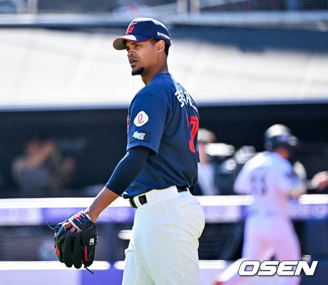 [OSEN=수원, 민경훈 기자] 5일 수원 KT위즈파크에서 2026 신한 SOL KBO리그 KT 위즈와 롯데 자이언츠의 경기가 열렸다.이날 KT는 소형준, 롯데는 로드리게스를 선발로 내세웠다.6회말 무사 주자 만루 KT 이정훈의 우익수 앞 2타점 적시타를 허용한 롯데 선발 로드리게스가 아쉬워하고 있다. 2026.05.05 /rumi@osen.co.kr