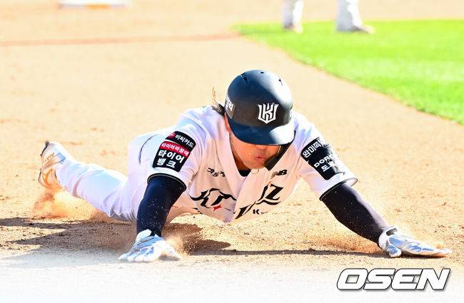 [OSEN=수원, 민경훈 기자] 5일 수원 KT위즈파크에서 2026 신한 SOL KBO리그 KT 위즈와 롯데 자이언츠의 경기가 열렸다.이날 KT는 소형준, 롯데는 로드리게스를 선발로 내세웠다.8회말 무사 주자 1루 KT 유준규의 희생번트때 1루 주자 김상수가 2루를 돌아 3루에 몸을 날려 세이프 되고 있다. 2026.05.05 /rumi@osen.co.kr