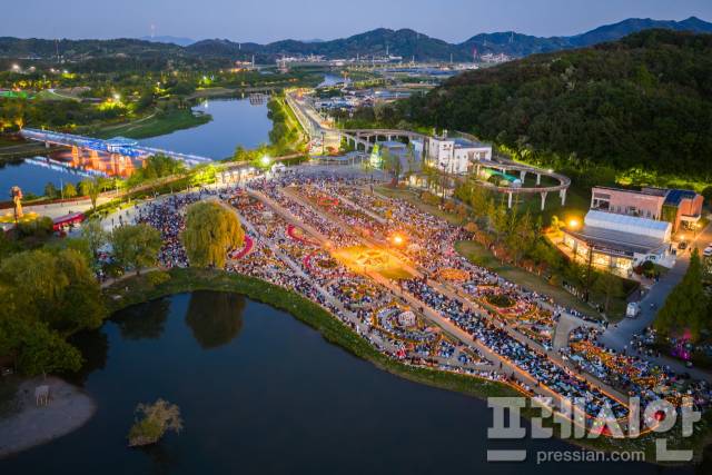▲5일 오후 관람객들로 가득한 순천만정원 내 스페이스허브에서 '2026순천만정원 캔들라이트 콘서트'가 열리고 있다. 2026.5.5.ⓒ순천시