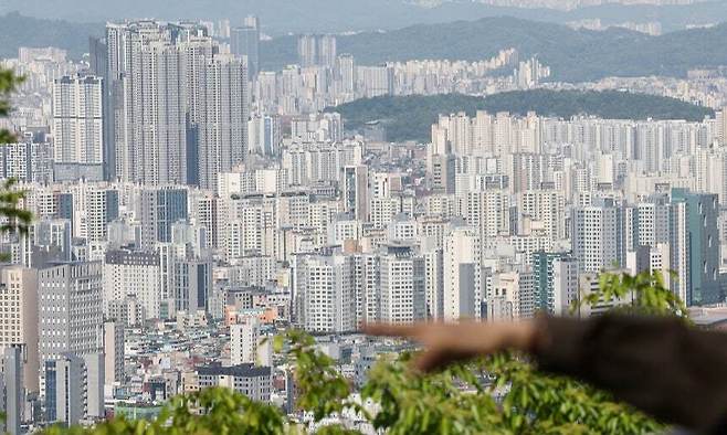 서울 남산에서 바라본 아파트 단지 모습. 뉴스1