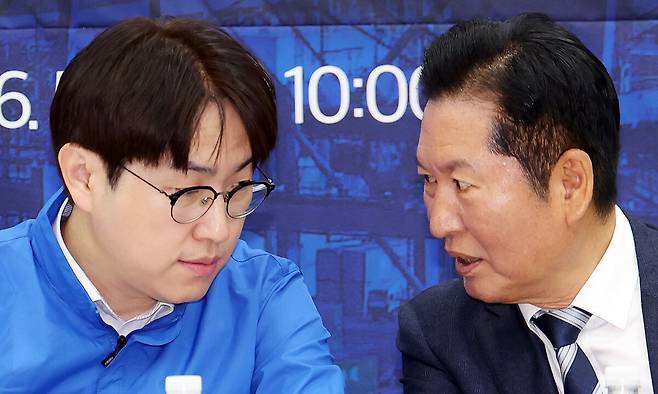 더불어민주당 정청래 대표(오른쪽)가 4일&nbsp;부산에서 열린 현장 최고위원 회의 도중 부산 북갑 국회의원 재보선에 민주당 후보로 출마한&nbsp;하정우 전 청와대 AI수석과 대화하고 있다. 뉴시스