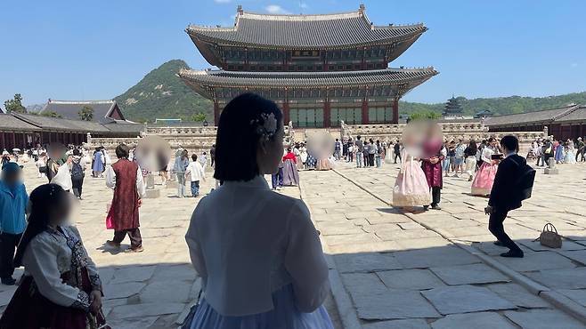 지난달 30일 서울 종로구 경복궁에서&nbsp;처음 한복을 입어본 카렌씨의 뒷모습. 전민 인턴기자
