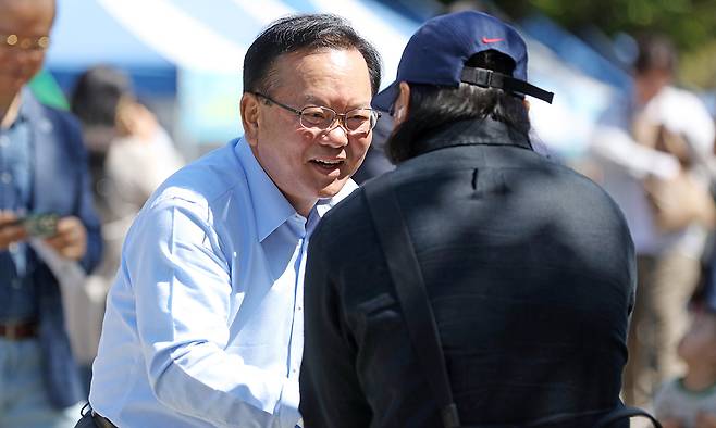 더불어민주당 김부겸 대구시장 예비후보가 어린이날인 5일 대구 수성구 대구 어린이세상(구.어린이회관)에서 열린 어린이 큰잔치에서 시민들과 인사를 하고 있다. 연합뉴스