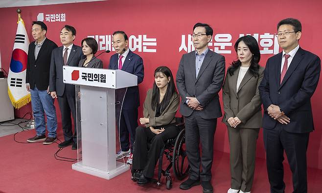 국민의힘 박덕흠 중앙당 공천관리위원장과 공관위원들이 5일 서울 여의도 국민의힘 중앙당사에서 6ㆍ3 재보선 부산 북구 갑 공천 결과를 발표하고 있다. 국민의힘 공관위는 여론조사를 거쳐 이날 부산 북구 갑 선거구에 박민식 전 국가보훈부 장관 공천을 발표했다. 연합뉴스