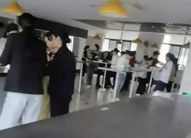 중국 저장성 원저우시의 한 의료기기 회사는 구내식당에서 의자를 없애고 직원들이 서서 식사를 하도록 하고 있다. 자료 : 중국 소셜미디어