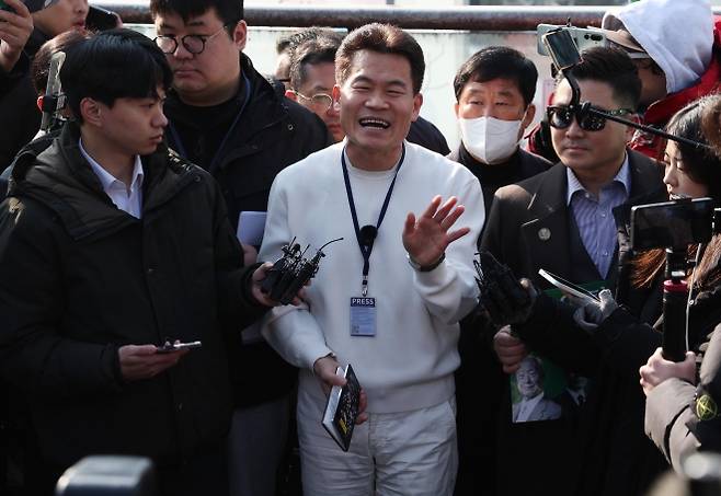 경찰 출석 전 기자회견 하는 전한길 - 이재명 대통령과 김현지 청와대 제1부속실장에 대한 허위 사실을 유포한 혐의로 고발된 한국사 강사 출신 보수 유튜버 전한길(본명 전유관)씨가 12일 동작경찰서에 피의자 신분으로 출석하기 앞서 서울 노량진역 광장에서 기자회견을 하고 있다. 2026.02.12.