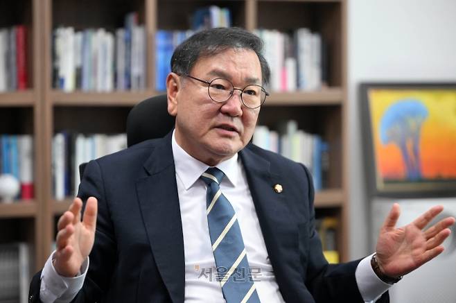 22대 후반기 국회의장 선거에 도전하는 김태년 더불어민주당 의원이 5일 국회의원회관에서 서울신문과 인터뷰하고 있다. 홍윤기 기자
