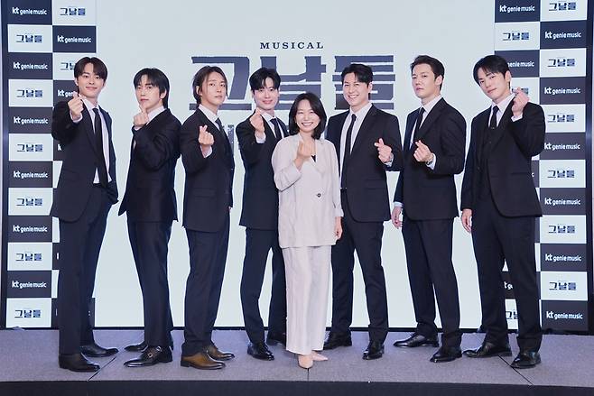 ‘그날들’의 배우 유선호(왼쪽부터) 산들·윤시윤·박규원·류수영·최진혁·김정현, 연출 장유정/ 제공 케이티지니뮤직