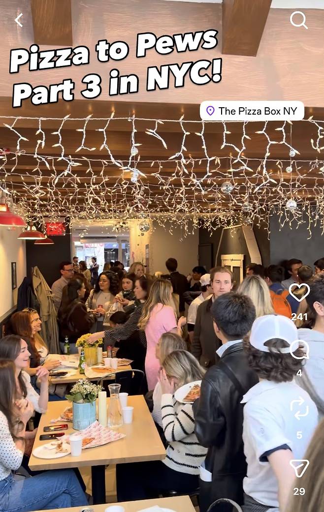 ‘피자 투 퓨스(Pizza to Pews)’ 모임 참석자들이 피자를 먹으며 대화를 나누고 있다. 인스타그램 캡쳐