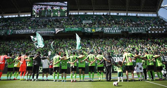 전북 선수단이 5일 전주월드컵경기장에서 열린 하나은행 K리그1 12라운드 광주FC와의 경기에서 4대0 완승을 거둔 뒤 홈팬들에게 승리 세리머리를 펼쳐보이고 있다. 프로축구연맹 제공