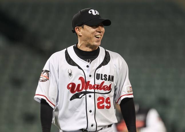 환하게 웃고 있는 고효준. /사진=울산 웨일즈