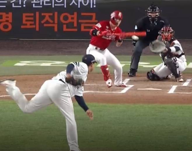 SSG 최지훈이 4월 30일 한화전 6회초 류현진을 상대로 기습 번트를 대고 있다. /사진=중계 화면 캡처