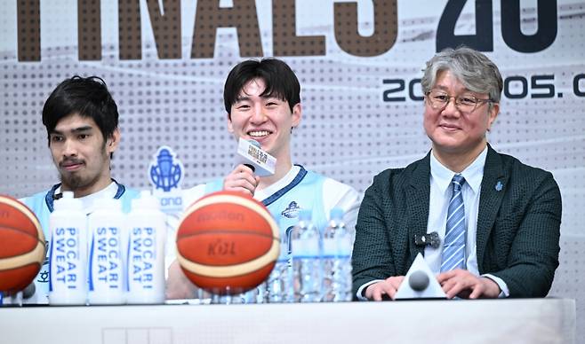케빈 켐바오(왼쪽부터), 이정현, 손창환 감독. /사진=KBL 제공