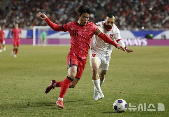 2025년 3월 2026 국제축구연맹(FIFA) 북중미월드컵 아시아 지역 3차 예선 경기 중 양현준(왼쪽)이 드리블 돌파를 시도하고 있다. /사진=뉴시스