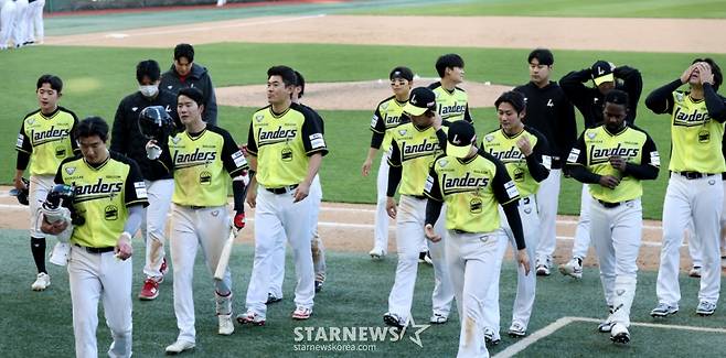 SSG 랜더스 선수들이 5일 인천 SSG랜더스필드에서 열린 2026 신한 SOL KBO리그 NC 다이노스와 홈경기에서 연장 11회 끝 무승부로 마친 뒤 팬들에게 인사를 하고 더그아웃으로 향하고 있다. /사진=강영조 선임기자