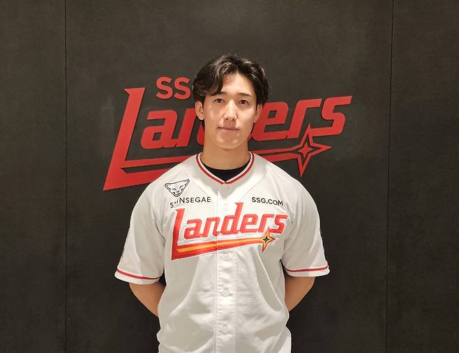SSG 랜더스가 5일 인천SSG랜더스필드에서 열리는 2026 신한 SOL KBO리그 NC 다이노스와의 홈경기를 앞두고 부상 대체 외국인 선수 제도를 활용해 화이트의 대체 외국인 선수로 일본 독립리그 군마 다이아몬드 페가수스 소속의 히라모토 긴지로를 영입했다고 밝혔다. SSG 랜더스