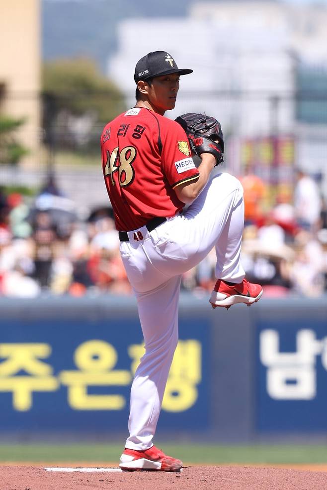 5일 오후 광주-KIA챔피언스필드에서 열린 '2026 신한 SOL KBO리그' 한화 이글스와 KIA 타이거즈의 경기, KIA 선발 이의리가 1⅔이닝 2피안타(1피홈런) 6사사구 3탈삼진 5실점을 기록했다. 올 시즌 개인 한 경기 최소 이닝(종전 3월 29일 문학 SSG 랜더스전 2이닝 4실점)을 소화했다. KIA 타이거즈