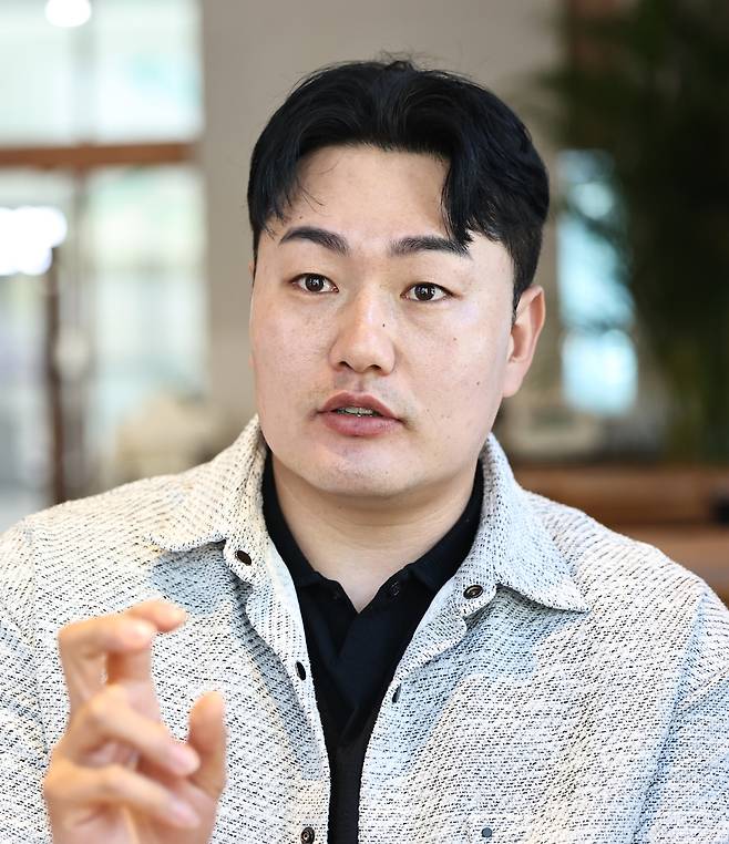 연합뉴스와 인터뷰하는 최지만 (서울=연합뉴스) 이진욱 기자 = 울산 웨일즈 유니폼을 입은 '전직 빅리거' 최지만이 지난 4일 서울 강남구 한 카페에서 연합뉴스와 인터뷰를 하고 있다. 2026.5.5
cityboy@yna.co.kr