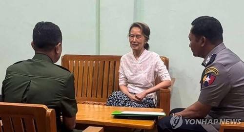 5년 만에 공개된 아웅산 수치 미얀마 국가고문의 모습 [AFP 연합뉴스 자료사진. 재판매 및 DB 금지]