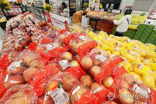 대형마트 과일 코너 (서울=연합뉴스) 진연수 기자 = 5일 서울의 한 대형마트에 사과가 진열되어 있다. 2026.3.5 jin90@yna.co.kr