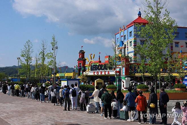 레고랜드, 어린이날 야간개장 및 불꽃놀이 공개 (서울=연합뉴스) 레고랜드는 어린이날 열기를 이어가기 위해 5월 매주 토요일과 24일에도 밤 9시까지 야간 개장한다고 5일 밝혔다. 관람객들이 입장을 기다리고 있다. 2026.5.5 [레고랜드 제공. 재판매 및 DB 금지] photo@yna.co.kr