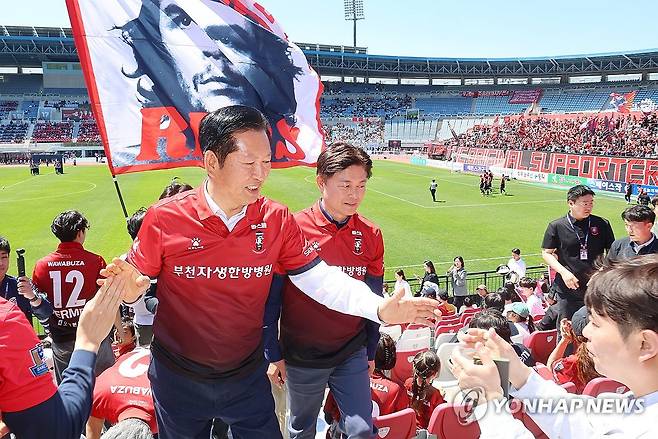 프로축구 부천FC 홈경기장 찾은 정청래 대표 (부천=연합뉴스) 임순석 기자 = 더불어민주당 정청래 대표와 조용익 부천시장 후보가 5일 프로축구 K리그1 부천FC와 제주SK FC의 경기가 열린 경기도 부천시 부천종합운동장을 찾아 관중들과 인사하고 있다. 2026.5.5 soonseok02@yna.co.kr