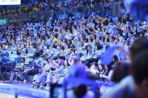 환호하는 고양 소노 팬들 [KBL 제공. 재판매 및 DB 금지]