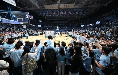 환호하는 프로농구 고양 소노 홈 팬들 [KBL 제공. 재판매 및 DB 금지]