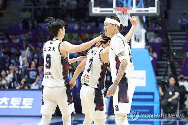 '역시 허웅' (고양=연합뉴스) 임병식 기자 = 5일 고양 소노 아레나에서 열린 2025-2026 LG전자 프로농구 챔피언결정전 1차전 고양 소노와 부산 KCC의 경기. KCC 허웅(가운데)이 점수 차이를 벌리는 3점슛을 성공한 뒤 송교창(왼쪽), 최준용과 환호하고 있다. 2026.5.5 andphotodo@yna.co.kr