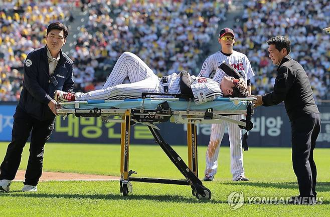 부상 당한 문보경 (서울=연합뉴스) 류영석 기자 = 어린이날인 5일 서울 잠실야구장에서 열린 KBO 프로야구 두산 베어스와 LG 트윈스의 경기.
    4회초 LG 1루수 문보경이 수비 중 부상을 당해 구급차로 이송되고 있다. 2026.5.5 ondol@yna.co.kr