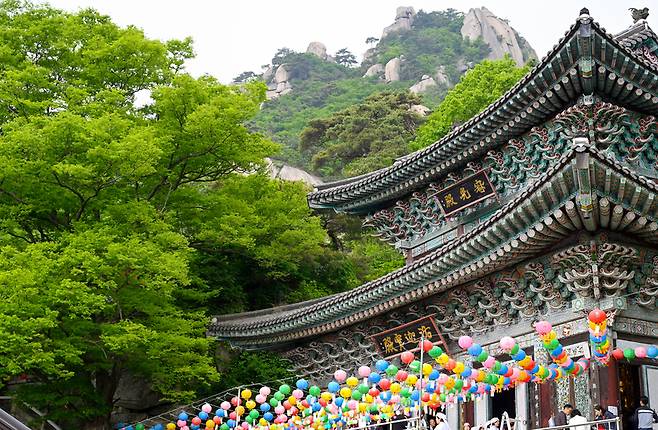 의정부시 도봉산 정상 부근에 자리한 망월사. 경기도에선 드문 천년 고찰로 봄이면 많은 등반객 발길이 닿는다. /의정부시 제공