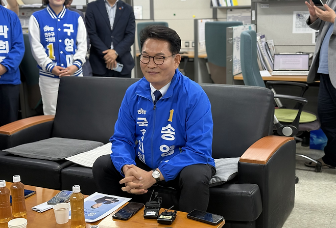 ▲ 6일 오전 인천시청 기자실에서 연수구갑 국회의원 보궐선거에 출마한 더불어민주당 송영길 후보가 기자 간담회를 열고 취재진 질문을 받고 있다. /박예진 기자 yejin0613@incheonilbo.com