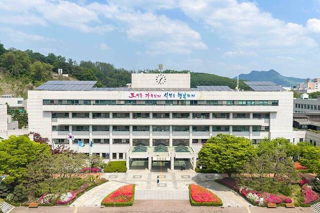 ▲ 군포시는 5월부터 '안부살핌 우편서비스' 사업을 본격 시행한다고 밝혔다. '안부살핌 우편서비스'는 지역 내 사회적 고립가구를 대상으로 집배원이 직접 방문해 생필품을 대면 전달하고, 안부 확인 시 체크리스트를 작성해 배달 결과에 따른 맞춤형 복지서비스를 연계·지원하는 사업이다. 사진은 군포시청 전경. /사진제공=군포시청