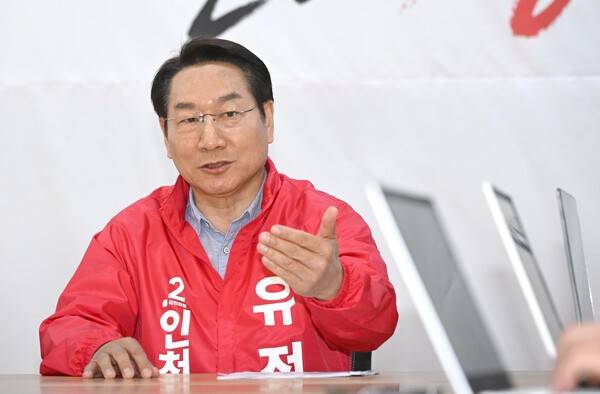유정복 국민의힘 인천시장 후보가 6일 정복캠프 선거사무소에서 인터뷰를 통해 제9회 전국동시지방선거 인천시장 선거 출마 의지를 밝히고 있다.