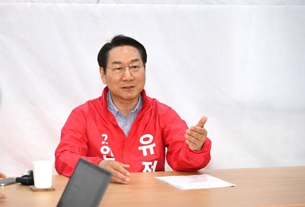 유정복 국민의힘 인천시장 후보가 6일 정복캠프 선거사무소에서 인터뷰를 통해 제9회 전국동시지방선거 인천시장 선거 출마 의지를 밝히고 있다.
