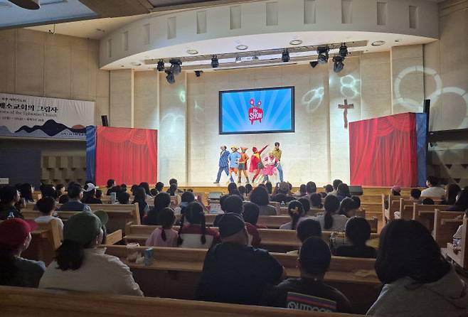 대전새중앙교회 2층 본당에서 함께한 가족뮤지컬을 관람객들이 즐겁게 관람하고 있다.       사진=와우키즈페스티벌 제공