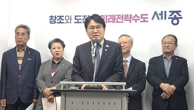 황운하 국회의원이 6일 오전 세종 시민사회단체의 행정수도특별법 제정 촉구 기자회견에 참석해, 여당의 책임있는 자세를 촉구했다. (사진=이은지 기자)