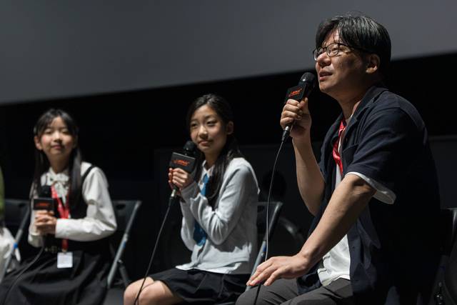 지난 3일 오후 8시 메가박스 전주객사 10관에서 열린 제27회 전주국제영화제 전주시네마프로젝트 상영작 <리틀 라이프> 상영 후 GV에서 김용천 감독이 관객의 질문에 대답하고 있다. /전주국제영화제 조직위 제공