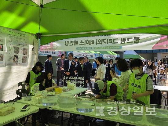 ▲ 천창수 울산시교육감이 5일 울산과학관에서 열린 '2026년 어린이날 과학 싹 잔치'에 참석해 체험공간을 둘러보고 있다. 울산시교육청 제공