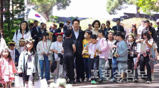 ▲ 이재명 대통령과 김혜경 여사가 5일 어린이날 초청행사 참석자들과 함께 청와대 녹지원으로 향하고 있다. 청와대통신사진기자단