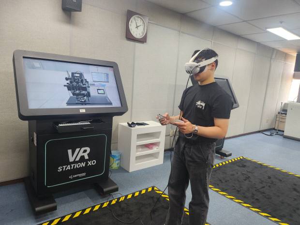 반도체 식각 공정 VR체험 광경. 국립금오공대 제공