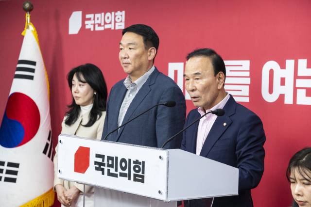 국민의힘 박덕흠 중앙당 공천관리위원장과 공관위원들이 1일 서울 여의도 국민의힘 중앙당사에서 이날 심사한 6·3 재보선 지역구 후보 공천 결과를 발표하고 있다. 연합뉴스