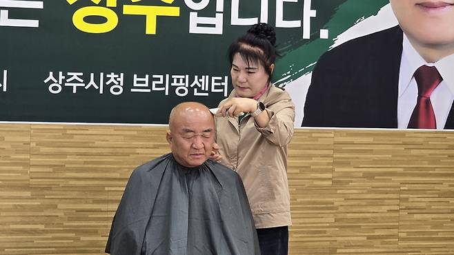 ▲ 경북도 광역의원 상주시 제2선거구 김홍구 예비후보(현 경북도의원)가 6일 상주시 프레스센터에서 무소속 출마선언을 하며 삭발식을 병행해 결기를 표명하고 있다. 김범진기자