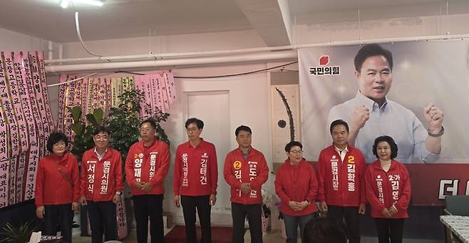 ▲ 임이자 국회의원이 5일 김학홍 문경시장 예비후보 선거사무소를 방문해 국민의힘 문경시 도·시의원 후보들과 함께 필승 결의를 다지고 있다.