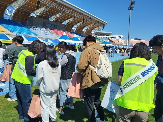 ▲ 경산시는 5일 '경산 어린이날 큰잔치'가 열린 시민운동장 일대에서 1회용품 사용을 줄이고 올바른 분리배출 문화 확산을 위해 현장 홍보 캠페인을 실시했다. 경산시.